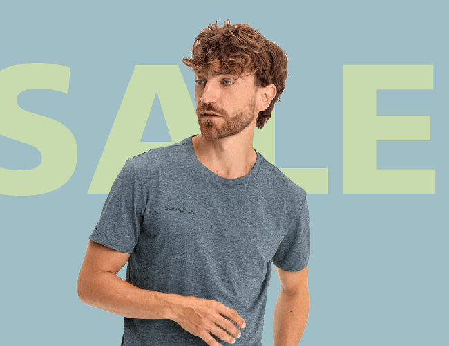 Mann mit blauem T-Shirt. Im Hintergrund "SALE" auf blauem Hintergrund