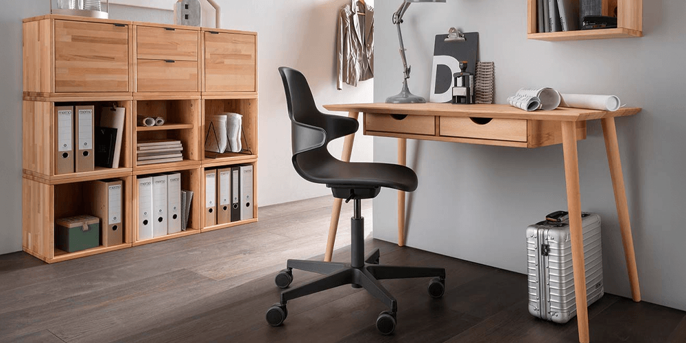 Arbeitszimmer mit Holzschreibtisch, Drehstuhl und Holzregal mit Ordnern