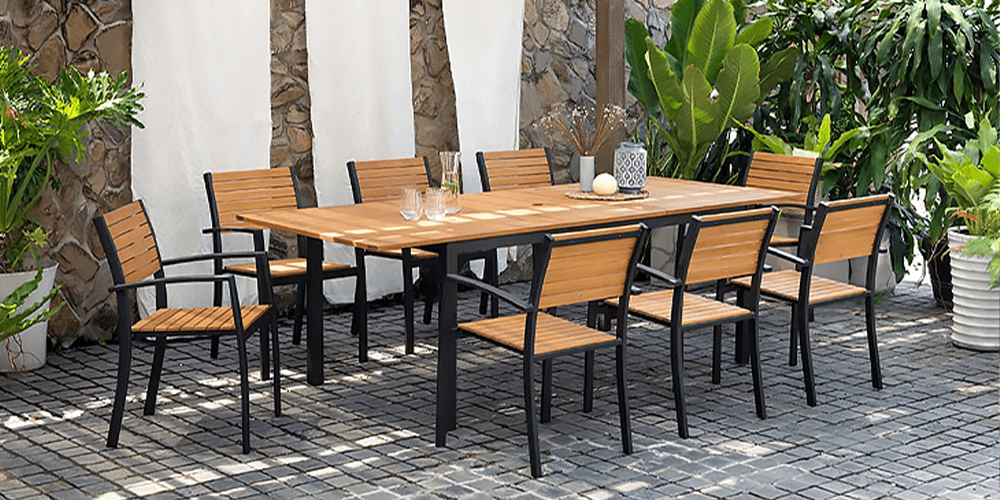 Holzgartenmöbelset mit Tisch und Stühlen