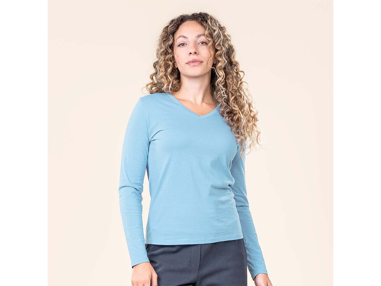 Living Crafts Bio-Damen-Langarmshirt "TARANA" mit V-Ausschnitt, lazy blue, Gr. M