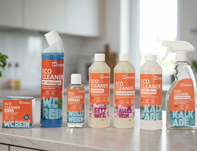 verschiedene Putzmittel der ECO CLEANER Reihe stehen auf einer Arbeitsfläche