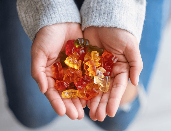 eine Hand voll Gummibärchen