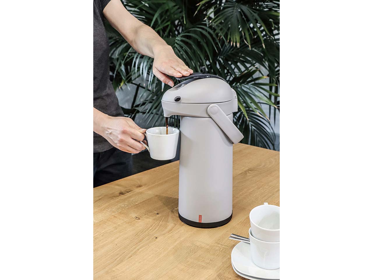 helios Pumpkanne "Airpot" mit 360° Drehvorrichtung im Boden, 1,9 l, grau