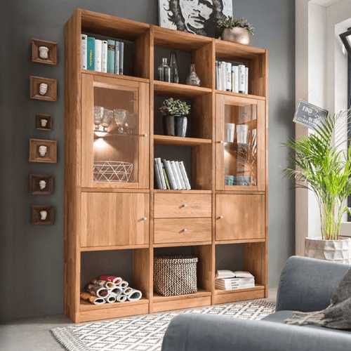Holzregal mit Deko in einem Wohnzimmer