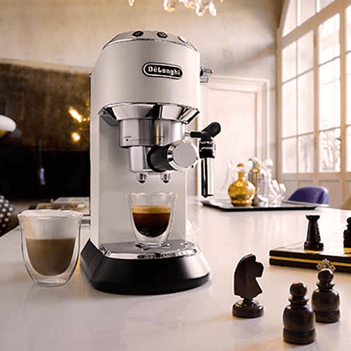 Kaffeemaschine füllt Kaffee ab