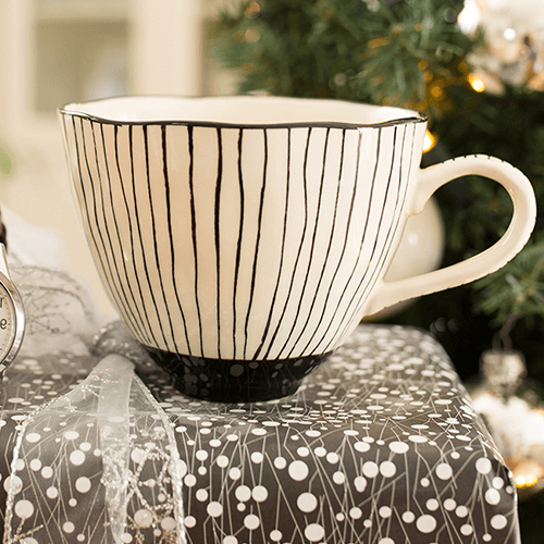 weiße Tasse mit braunen Streifen