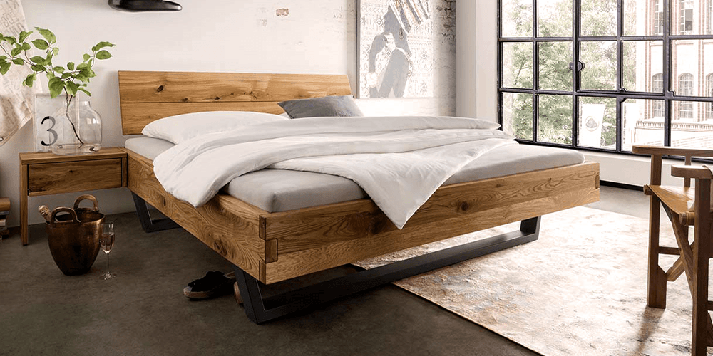 Schlafzimmer mit großem Holzbett