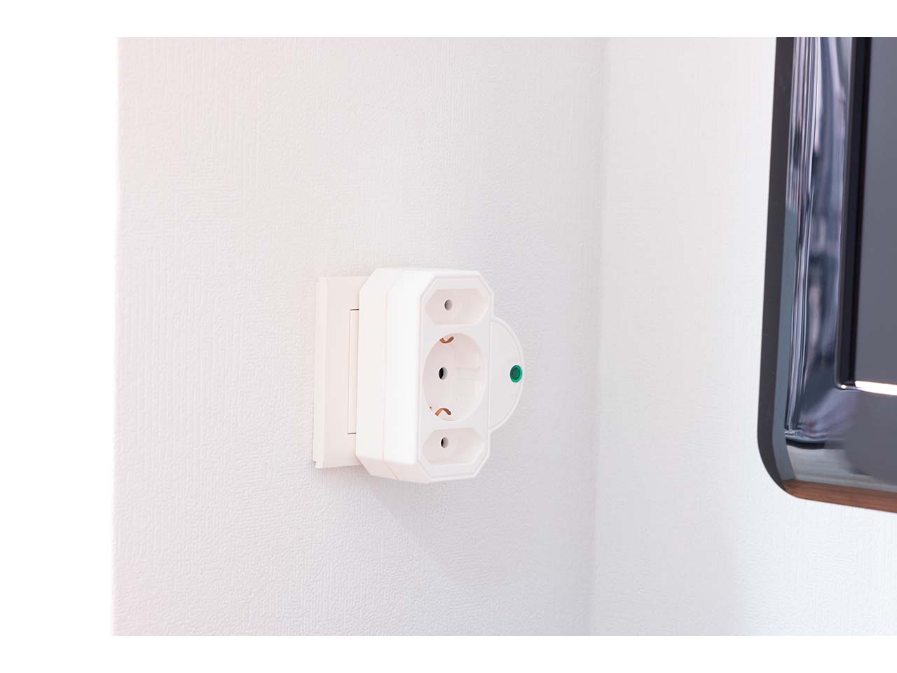 Steckdosenadapter mit Überspannungsschutz 2+1