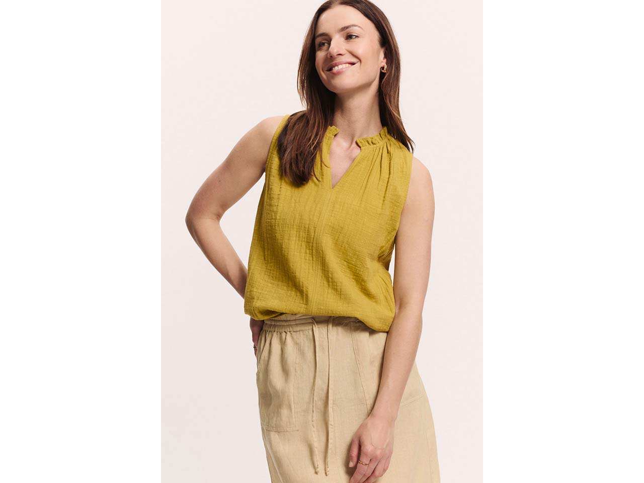 tranquillo Bio-Damen-Musselin-Bluse "Lauraa" mit Detailausschnitt, avocado green, Gr. 40