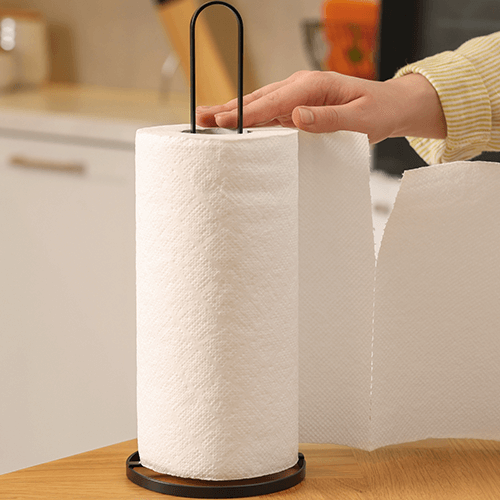 eine Rolle Küchenpapier auf einer Halterung