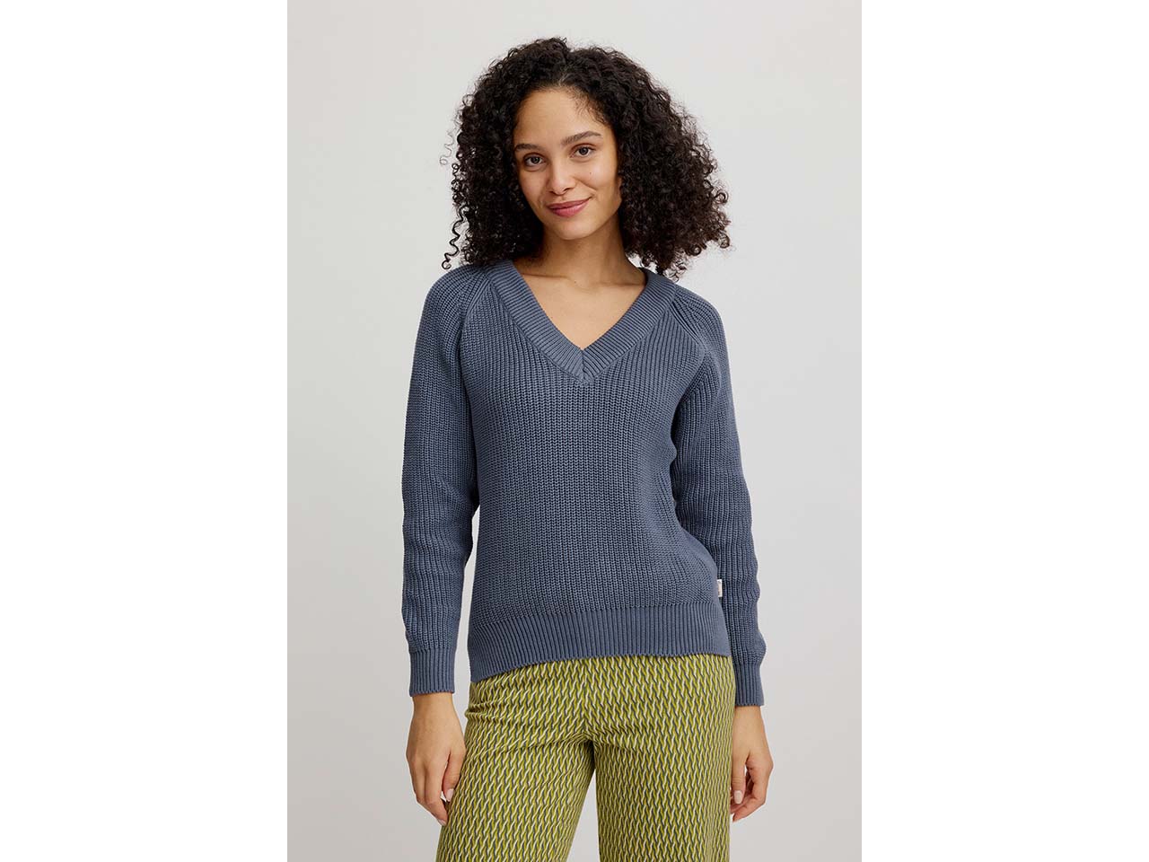 tranquillo Bio-Damen-Strickpullover mit tiefem V-Ausschnitt, smoke, Gr. L