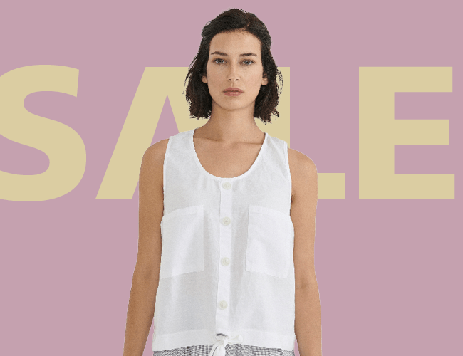 Frau mit weißem Top. Im Hintergrund "SALE" auf rosa Hintergrund